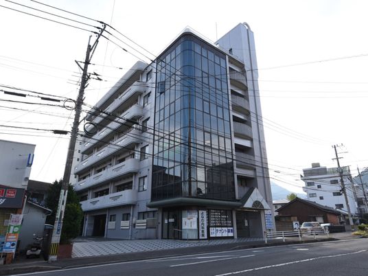 モダンな外観の建物