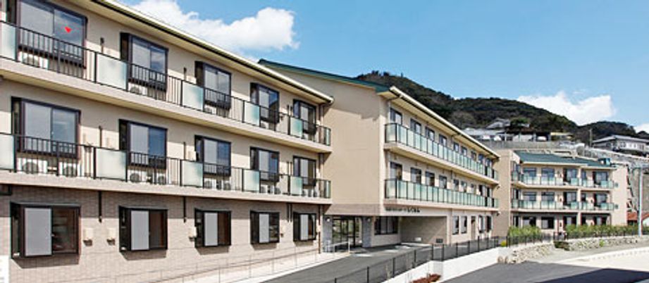 山に囲まれた建物外観