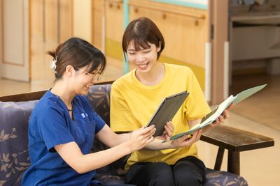 笑顔の二人が座るラウンジ  