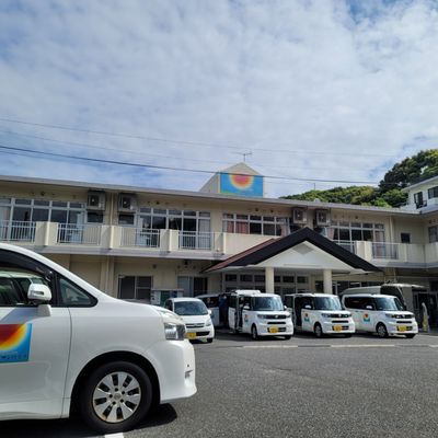 駐車場の広い外観