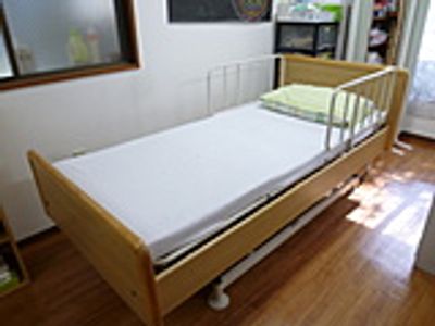 明るいベッドの居室