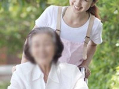 介護の様子が伺える屋外