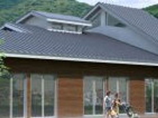 山に囲まれた建物外観