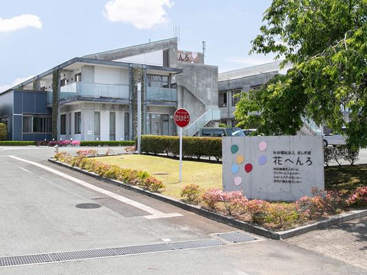 広い庭の入口