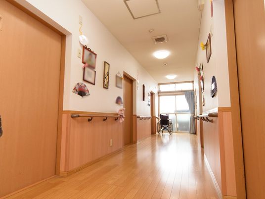 廊下の明るい便利な手すり