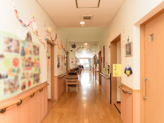 廊下に飾り付けされた施設