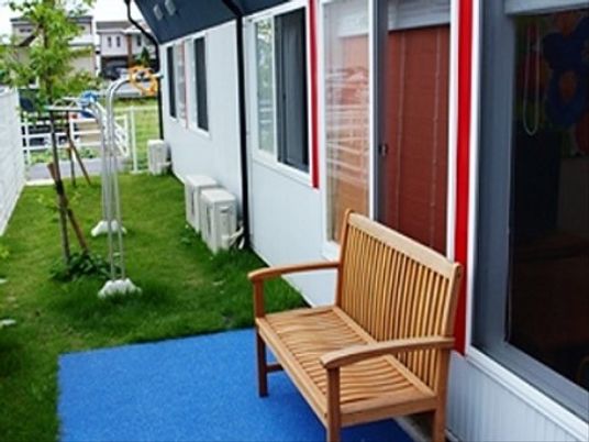 ベンチ付き屋外空間