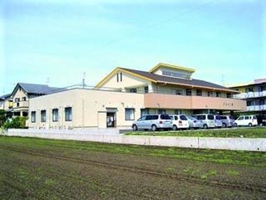 広々とした施設の外観