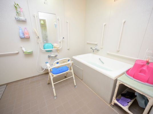 手すり付きの浴室