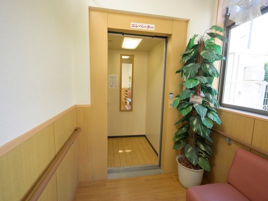 エレベーター前の通路