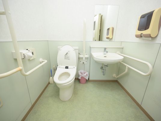 手すり付きのトイレ空間