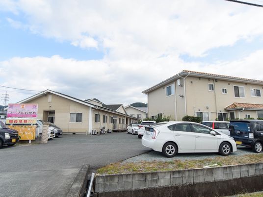 明るい外観の建物