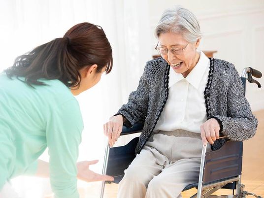 スタッフがご利用者と笑顔で対話
