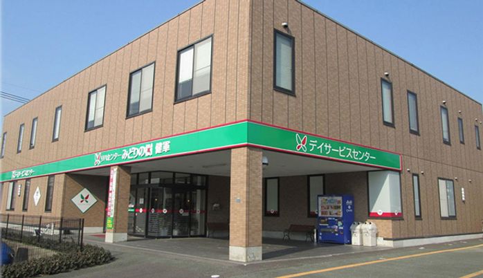 緑の看板がある外観