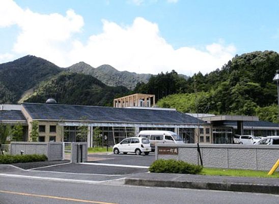 山に囲まれた施設外観