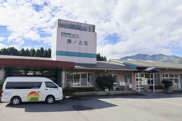 明るい建物の外観