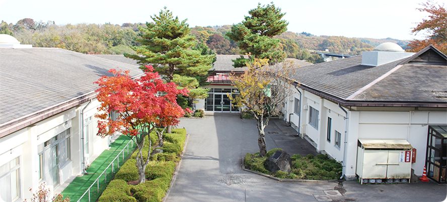 紅葉のある建物外観