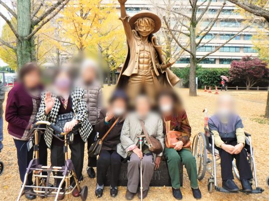 仲間と集う広場