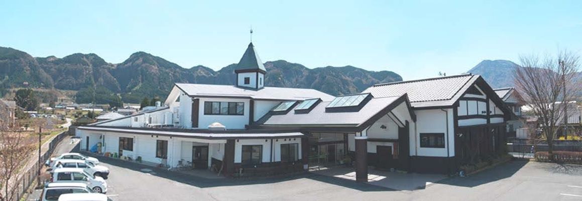 山並みを背景にした建物外観  