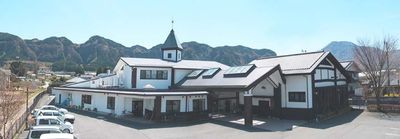 山並みを背景にした建物外観