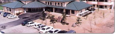 車が並ぶ建物外観
