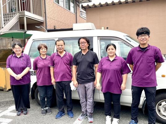 スタッフが立つ外観