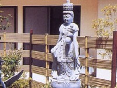 庭の仏像