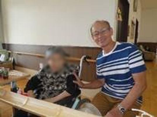 寛ぐ二人の様子ラウンジ