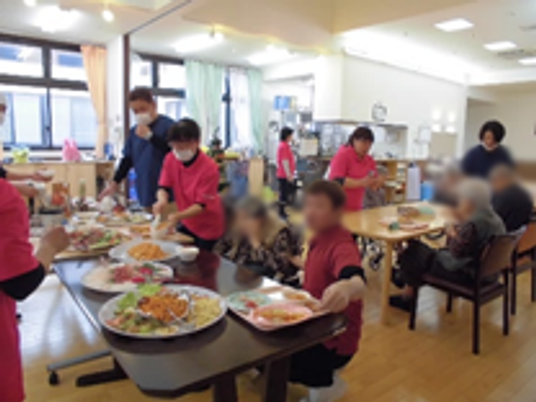 人々が活動する広間