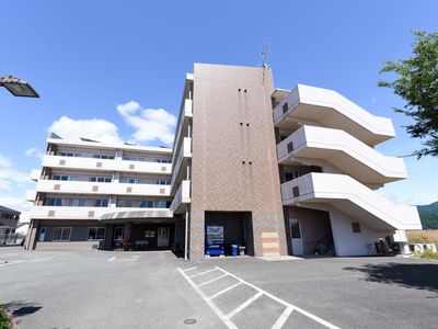 広々とした外観の建物