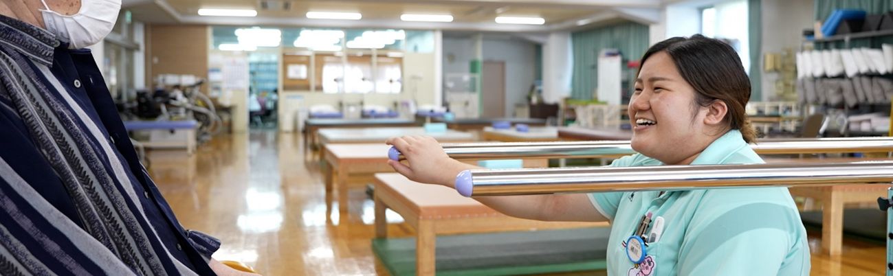 笑顔で機能訓練中の世代