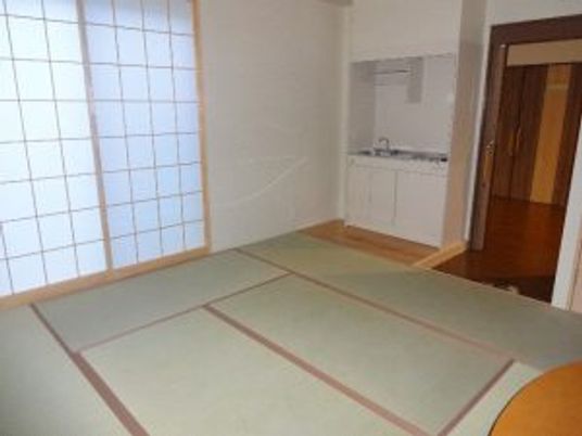 畳の広い和室