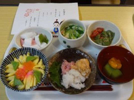 多様な料理のプレート