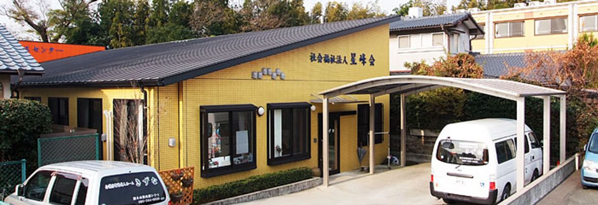 黄色い壁の建物エントランス