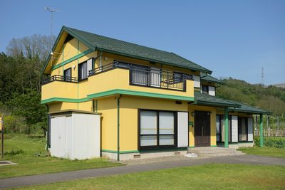 緑に囲まれた建物