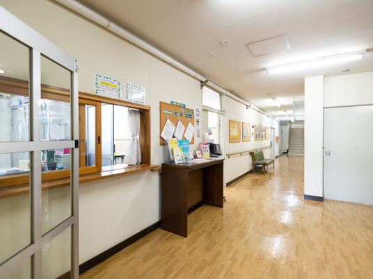 廊下と受付の空間