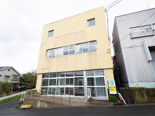 黄色い建物のエントランス