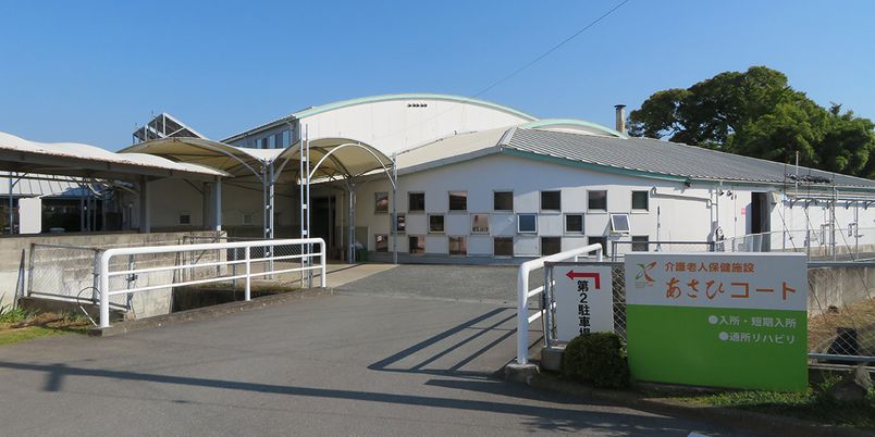 白い建物の外観