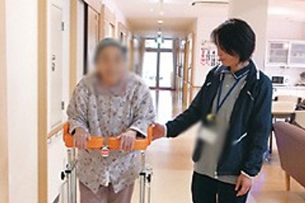 廊下での介助