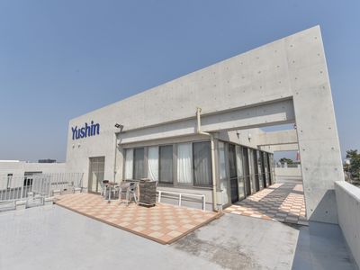 明るいテラスの外観