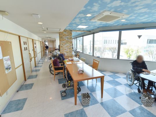 明るい廊下の日常風景