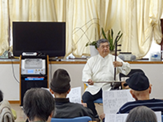 楽器演奏するラウンジ