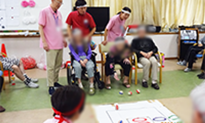 楽しむ人々の様子