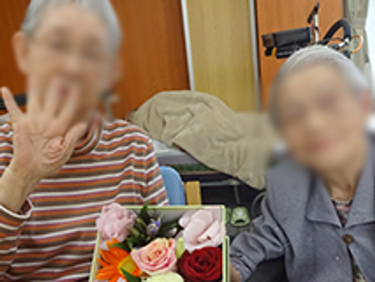 花を持つ入居者