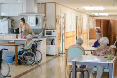 明るい空間のダイニングルームでお年寄りたちが過ごす様子