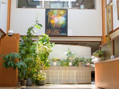 観葉植物が並ぶロビー
