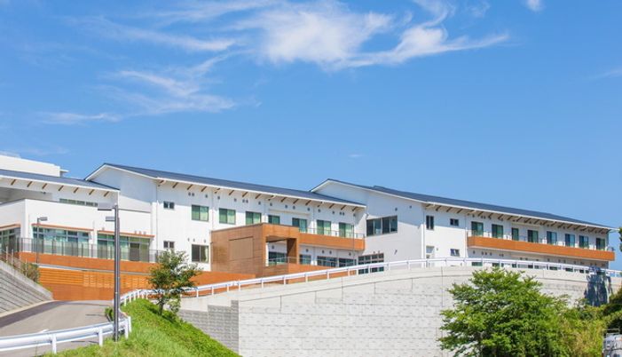 白い大きな建物