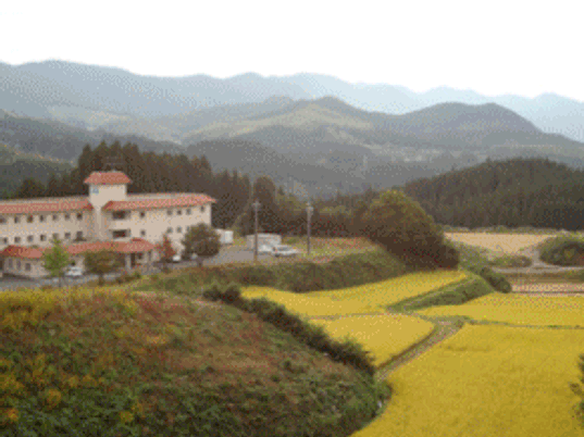 山に囲まれた建物の外観