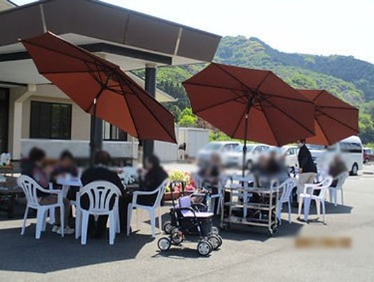 山の見える屋外