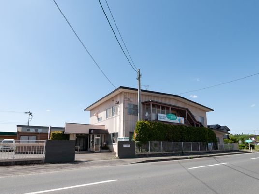 広々とした施設の外観